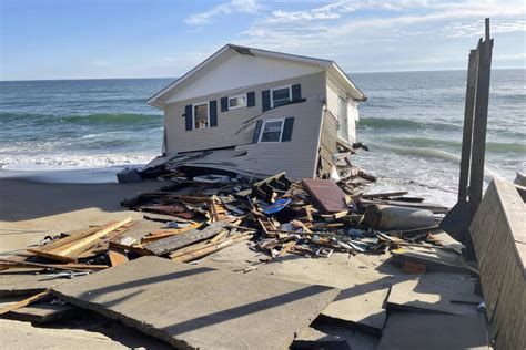 In Rodanthe North Carolina More Homes Are At Risk After Another Home Collapses Into The Ocean