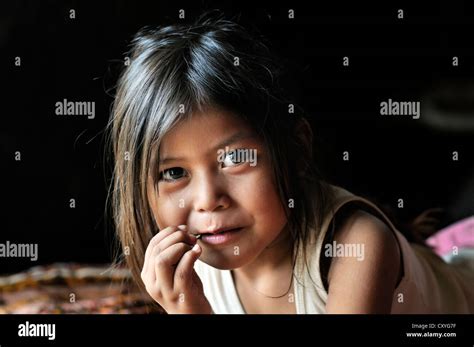 Las Niñas Indígenas De La Tribu Wichi 5 Años Retrato La Curvita
