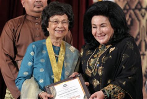 In her speech, dr siti hasmah said she stopped playing the violin at the age of 16 to focus on her studies. Tun Dr Siti Hasmah receives Srikandi Negara award | Astro ...