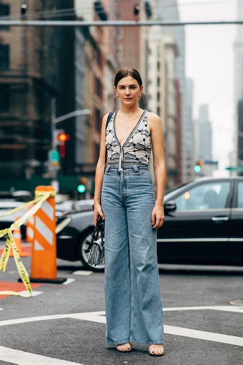 Ways To Team Up Your Jeans And Sandals For The Win Cool Street Fashion New York Fashion