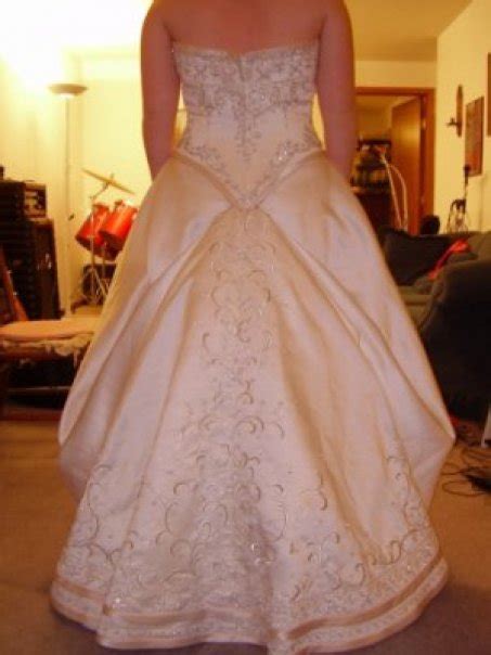What does it mean to 'bustle' a wedding gown? Wedding Forum - Bustle, train.. help? I'm a wedding dress...