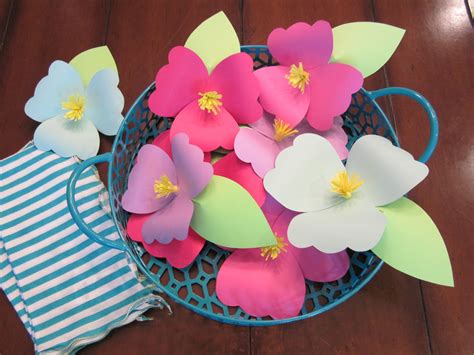 These diy paper flowers are exquisite! Homemade Luau Party Paper Flowers!: design sprinkle