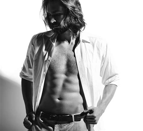 Retrato de homem bonito modelo elegante moda hipster em camisa clássica com peito nu em branco