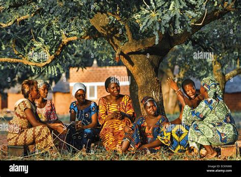 Le Burkina Faso Bobo Dioulasso Toussiana Groupe De Femmes Discutant