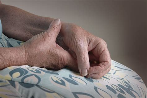 Wrist Arthritis: Symptoms, Causes, Diagnosis, Treatment