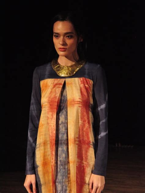 Warnanya cerah dan berkilauan jika terkena cahaya. Model Baju Kain Sutra Makassar - Model Baju Trend 2019