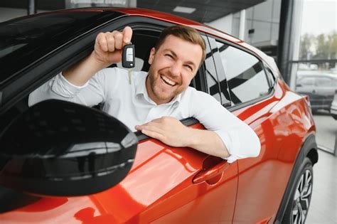 Hombre Feliz Mostrando La Llave De Su Auto Nuevo Foto Premium