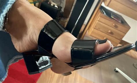 Black Patent Mules And Sexy Feet 12 Pics Xhamster