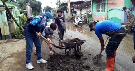 Karang Taruna Gelar Bakti Sosial Bersihkan Sisa Lumpur Banjir Dringu