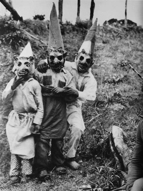 21 Horrifying Vintage Halloween Costumes That Will Haunt Your Dreams