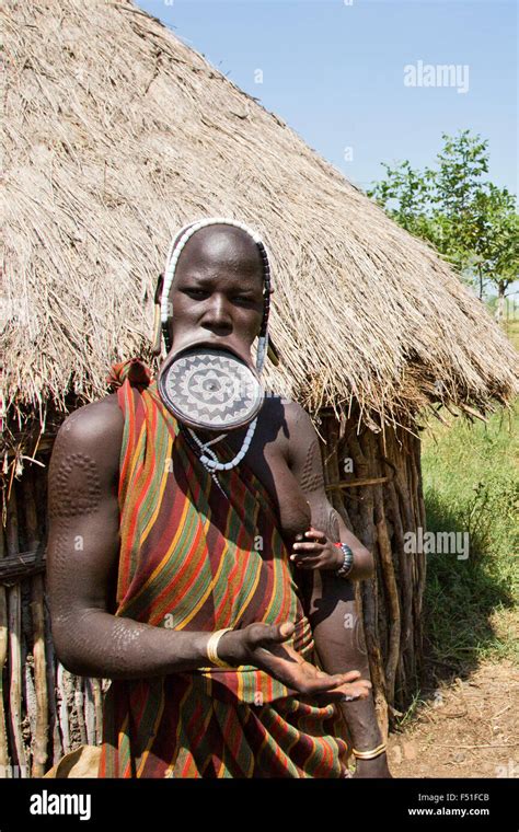 Mursi Tribe Village Omo Valley Fotos Und Bildmaterial In Hoher Auflösung Alamy