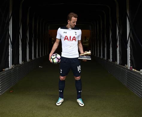 Harry kane on chelsea, the title, golden boot and new tottenham stadium. Harry Kane: Tottenham hitman poses with Premier League ...