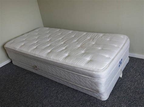 The queen size box spring or split box spring queen pairs with a queen mattress that's offered with a large variety of features. Twin Box Spring And Mattress Comox, Campbell River