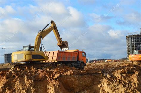 La Excavadora Carga La Arena Al Camión Volquete Pesado En El Sitio De