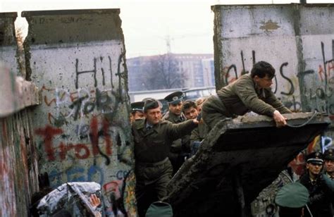 The Berlin Wall Opening In Berlin Germany On November 1989 Pictures