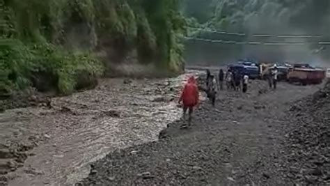 Lahar Hujan Gunung Kelud Tenggelamkan Truk Pengangkut Pasir