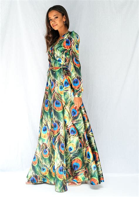 kopertowa satynowa sukienka maxi w pawie pióra mosquito