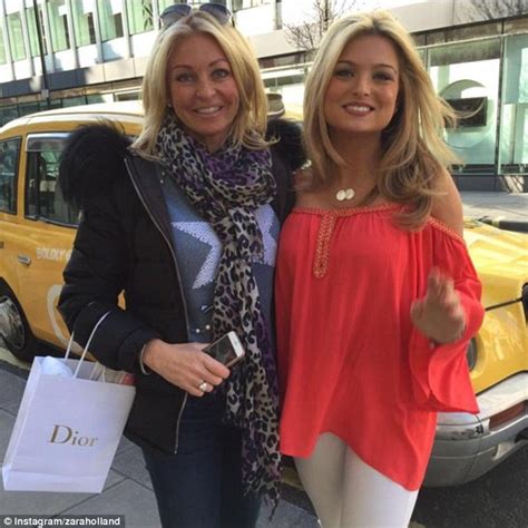 zara holland quits love island after her mother cheryl falls ill daily mail online