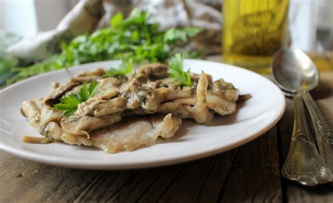 Quando mancano 5 minuti per ultimare la cottura dei funghi aggiungete la lonza. SCALOPPINE DI LONZA CON FUNGHI PORCINI FRESCHI - Tacchi e ...