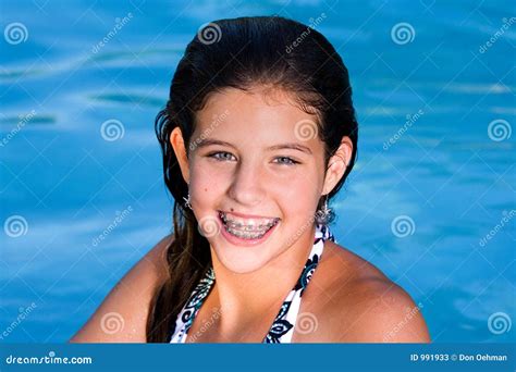 Jolie Adolescente Dans Un Regroupement Image Stock Image Du Bikini Beau