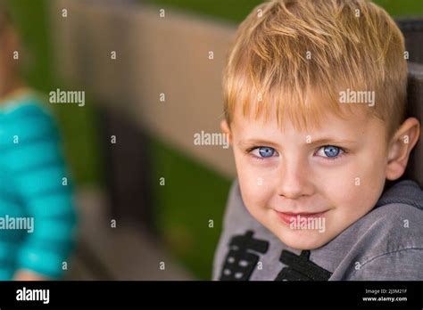 niños rubios con ojos asules fotografías e imágenes de alta resolución alamy