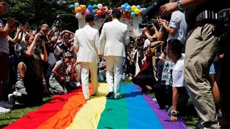 taiwan makes history with asia s first legal gay weddings world news hindustan times
