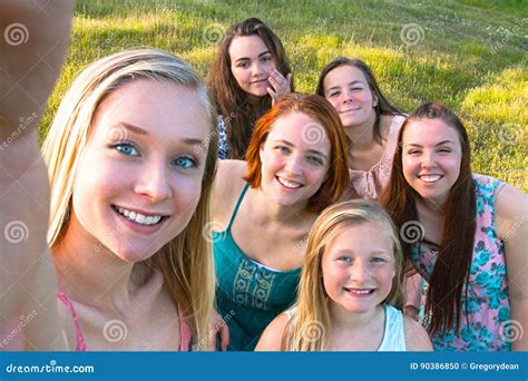 grupo de chicas jóvenes que toman un selfie foto de archivo imagen de verde cubo 90386850