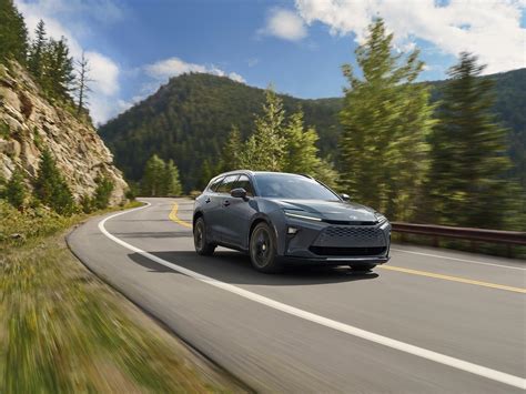 First Look: 2025 Crown Signia Ascends to Toyota’s Luxury SUV Throne