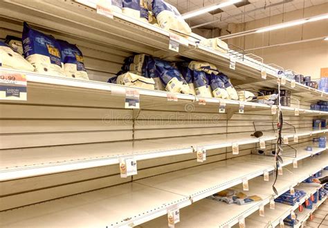 Estanterías De Pasta Y Harina Vaciadas En El Supermercado Debido Al