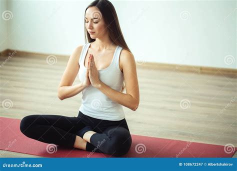 Yoga De Pratique De Femme Se Reposant Dans Padmasana Exercice Pose