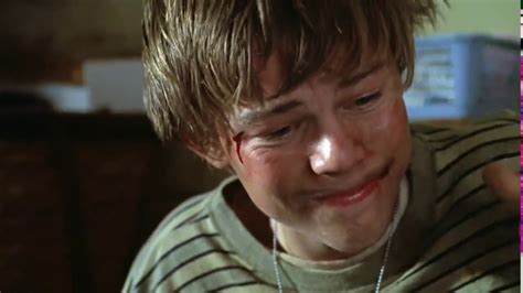 Gilbert (johnny depp) kardeşi arnie'ye (leonardo dicaprio) ve annesine bakmak zorunda olan ve sıradan bir hayat yaşayan herkesin sevdiği bir gençtir. What's Eating Gilbert Grape/Best scene/Leonardo DiCaprio ...