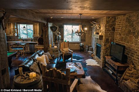 クリスマス。 何を過ごしてお過ごしでしょうか？？ なんと、クリスマス当日はサンタではありませ 一人寂しいクリスマスも、みんなでわいわいのクリスマスも 聖なる夜にはあみサンタをお届けですよ～～♪ とっておきの場所であみちゃんとホ. 上ファンタジー 家 内装 イラスト - 日本のイラスト