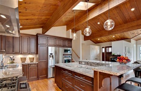 Een houten plafond kan warmte toevoegen aan uw ruimte. Taking a Stock of Space, Lighting and Design in your ...