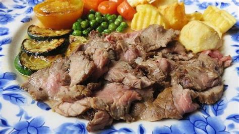 Kamu juga bisa mencampur bistik dengan sayuran yang dilumatkan jika anak tidak doyan 2 sendok makan margarin untuk menumis. Resep Bistik Daging Sapi Empuk Saus Tomat, Siap Menggoyang ...