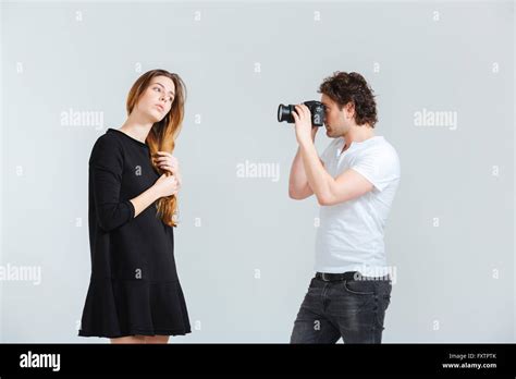 Hombre Fotografiando Modelo Femenino Aislada Sobre Un Fondo Blanco Fotografía De Stock Alamy
