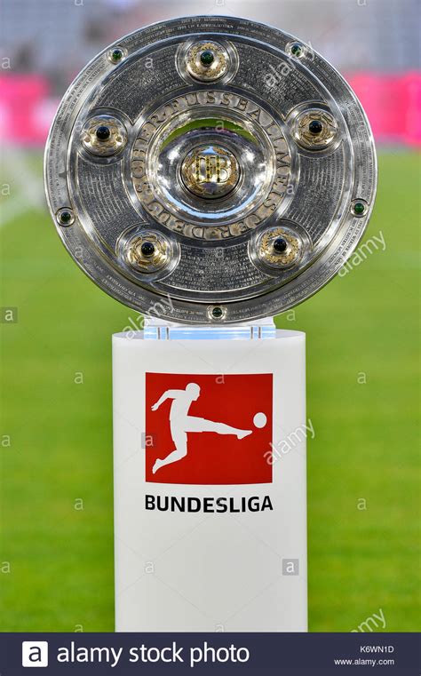 Nach der partie erhielten die pfälzer die meisterschale der 2. Bundesliga Trophy Stockfotos & Bundesliga Trophy Bilder ...
