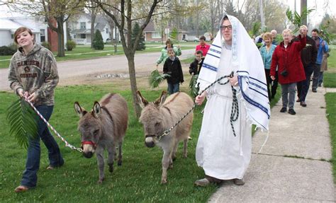 Schoolcraft Church Observes Palm Sunday With Processional Complete