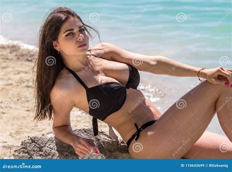 Sexy Frau Im Bikini Auf Seehintergrund Stockbild Bild Von Sch Nheit
