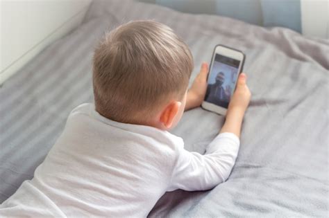 Niño Feliz Hacer Videollamada Por Teléfono Inteligente A Su Padre Quedarse En Casa Distancia