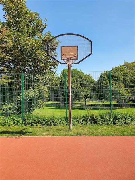 Besuchen sie auch > das fody´s restaurant im bäderpark > die praxis für krankengymnastik von daniela schwarz > die praxis für podologie von wiebke breitling. Basketballplatz Köln Zollstock nähe Südfriedhof - SPOTGURU