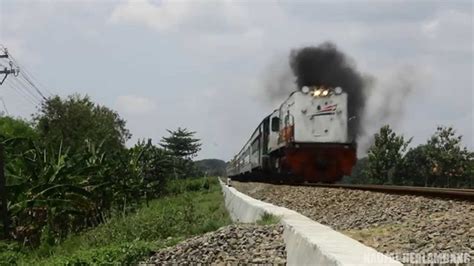 Pihak jpj boleh mengenakan denda atau mengeluarkan saman kepada bas/van sekolah yang mengeluarkan asap hitam yang mencemarkan udara. WOW! Kereta Api Ini Mengeluarkan Asap - YouTube