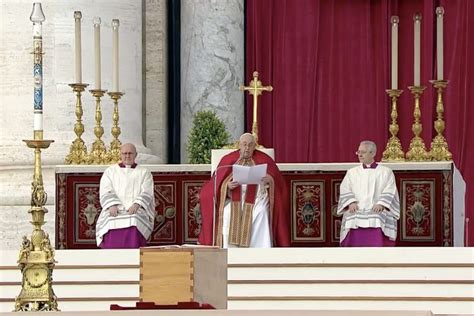 benedict xvi s funeral tens of thousands attend simple solemn liturgy for beloved pope