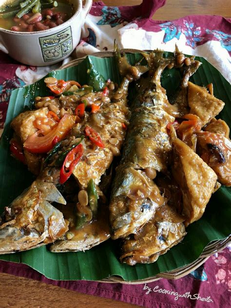 Kuah mangut milik soto kudus kauman punya rasa yang gurih pedas dengan paduan santan encer, ketumbar, bawang merah, bawang putih dan berbagai rempah lainnya. Ikan Masak Taucu Santan - hybrid art