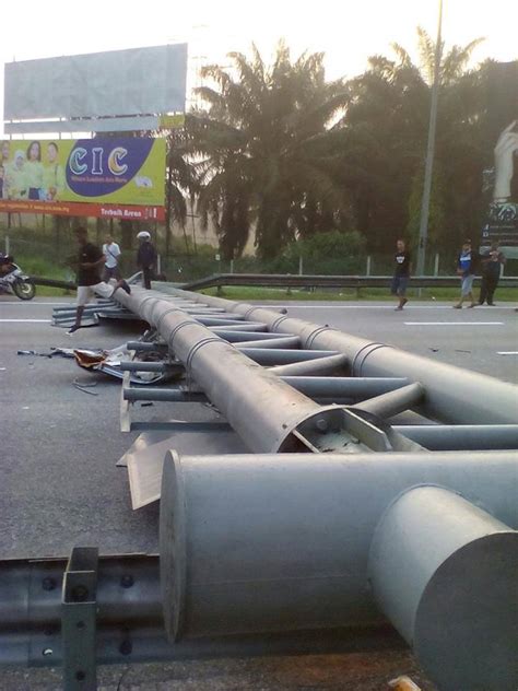 Emang hilang ,, namun ketika laptop di instal ulang muncul lagii. Mercedes Hilang Bumbung Akibat Papan Tanda Tumbang ...