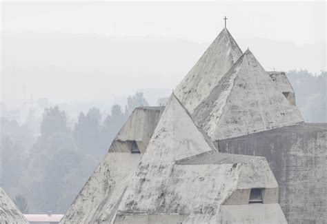 His reputation is based on the creation of highly sculptural buildings made of concrete, steel and glass, some of which are called architectural icons of the 20th century apply. neviges mariendom / gottfried böhm | Architectuur, Ontwerp