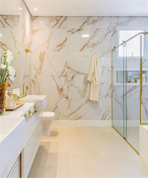 Banheiro Marmorizado Branco E Dourado Com Banheira Jardim Vertical E