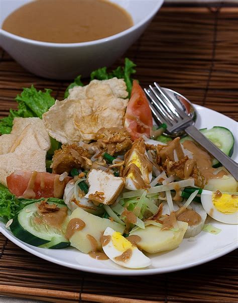 Gado gado definition, an indonesian dish consisting of raw or slightly cooked vegetables, as green beans, bean sprouts, and cabbage, with baked or boiled potatoes, served with a spicy peanut, chile, and coconut milk sauce. All About Beautiful Bali: Bali - Gado-Gado