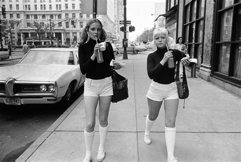photos of new york city s street life from 1968 1972 Модные стили Шорты Женщина
