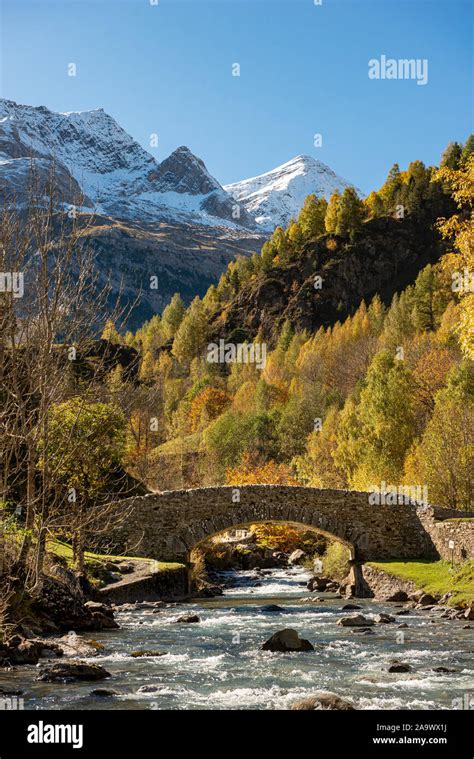 Pont sur le Gave de Gavarnie dans les Pyrénées françaises Photo Stock Alamy