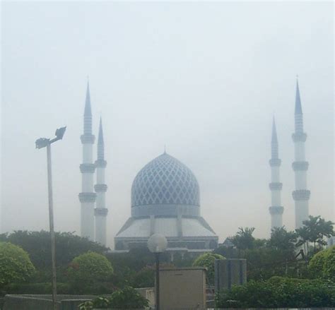 A Misty Day In Kl The Blue Mosque Haydn Blackey Flickr